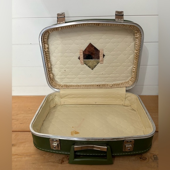 Vintage Green Suitcase (Handheld) - Picture 6 of 6